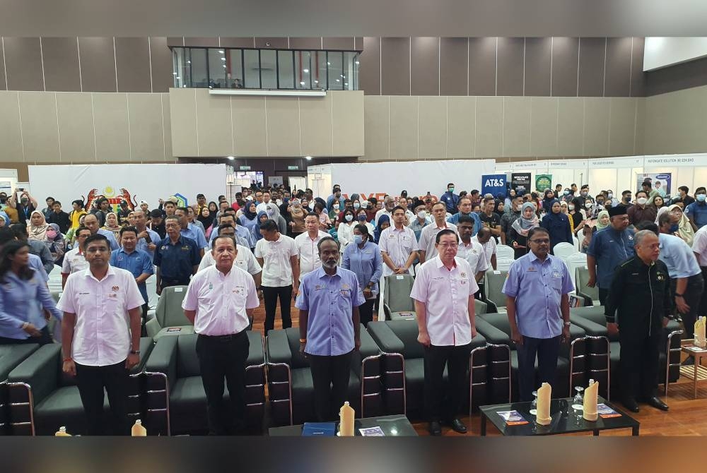 Sivakumar (tiga dari kiri) ketika hadir Majlis Penutup Karnival MYFutureJobs dan Skim Keselamatan Sosial Suri Rumah 2023 pada Ahad.