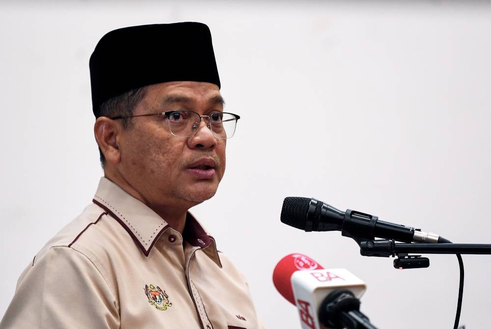 Mohd Naim menyampaikan ucapan pada majlis perasmian penutup Karnival Mega Fatwa dan Halal Peringkat Kebangsaan di USIM pada Ahad. - Foto Bernama