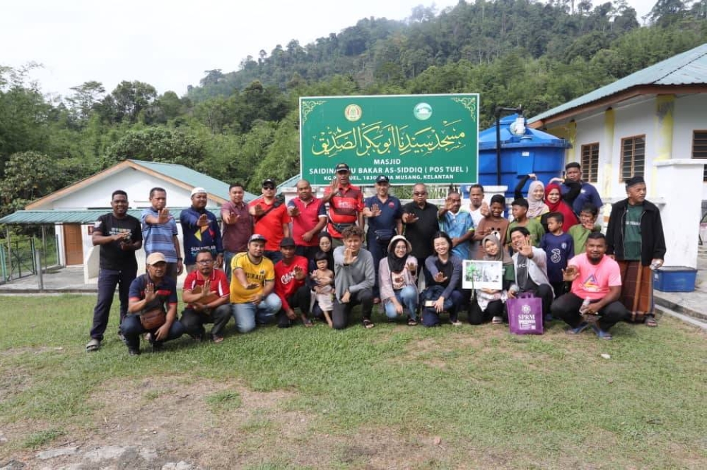 Razim (lapan dari kiri) bergambar kenangan bersama masyarakat Orang Asli Pos Tuel Lojing sempena Majlis Penutup Program sempena Program Jelajah Antirasuah Alam Sekitar Bersama Komuniti Orang Asli 3.0 di Lojing pada Ahad.