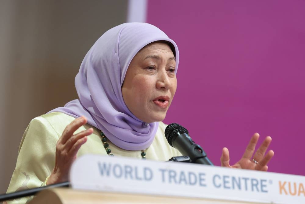 Nancy menyampaikan ucapan pada Majlis Pelancaran Buku Puisi Ganjil Satu ketika di Pusat Dagangan Dunia Kuala Lumpur (WTC) pada Ahad. - Foto Bernama