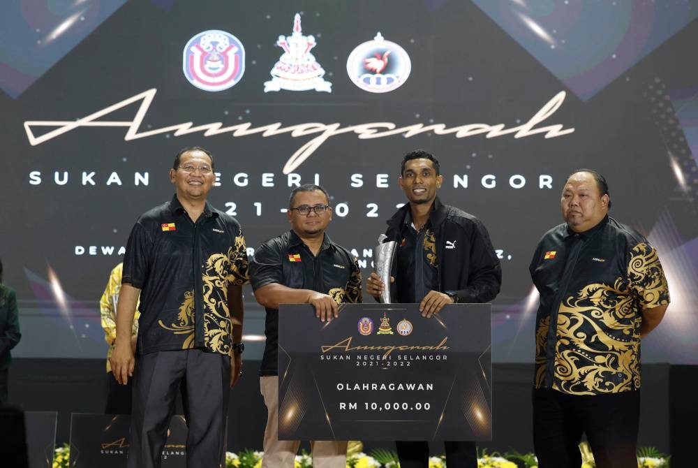 Amirudin (dua dari kiri) menyampaikan Anugerah Olahragawan kepada Sharmendran pada Majlis Anugerah Sukan Negeri Selangor 2021-2022 di Dewan Jubli Perak Sultan Abdul Aziz pada Ahad. - Foto Bernama