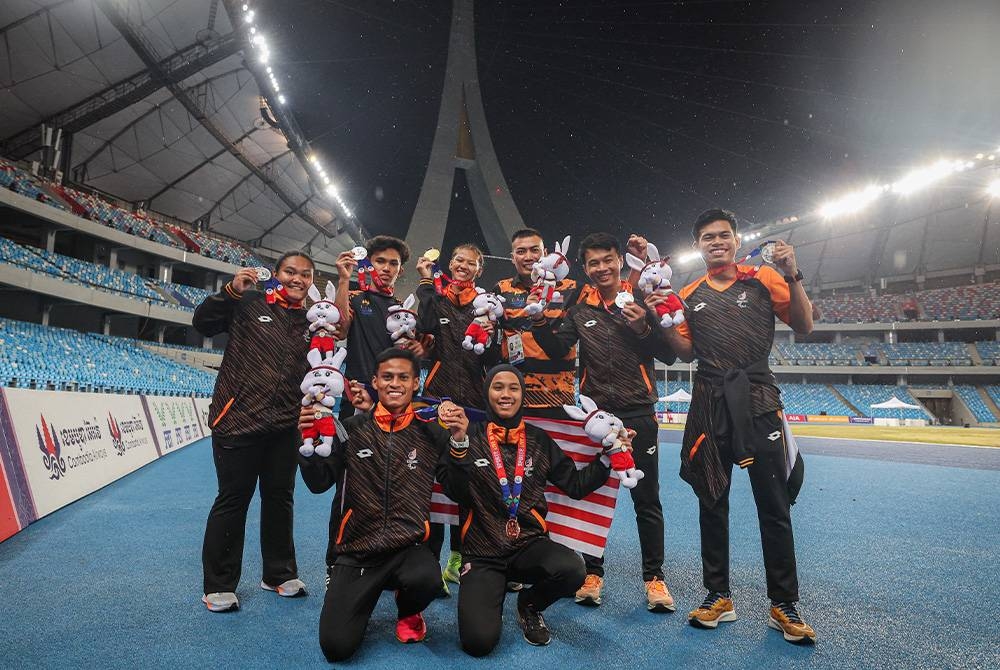 Atlet olahraga para negara yang berjaya membawa dua pingat emas, empat perak dan dua gangsa untuk acara olahraga di Stadium Nasional Morodok. - Foto Bernama