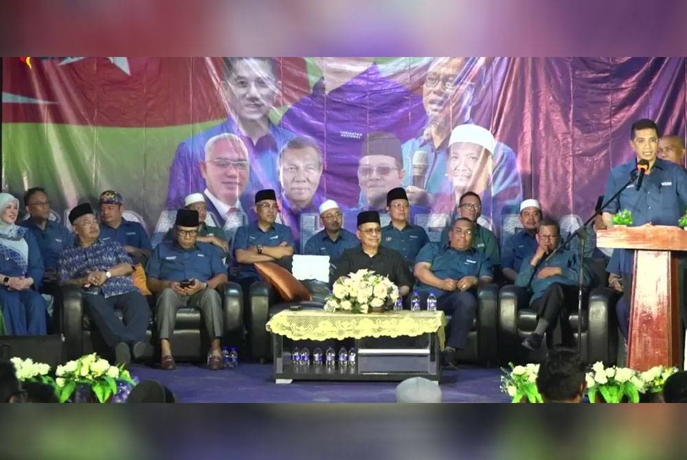 Mohamed Azmin berucap semasa Program Jelajah Selangor Baharu di Kompleks Pas Tanjong Karang di sini pada malam Ahad.