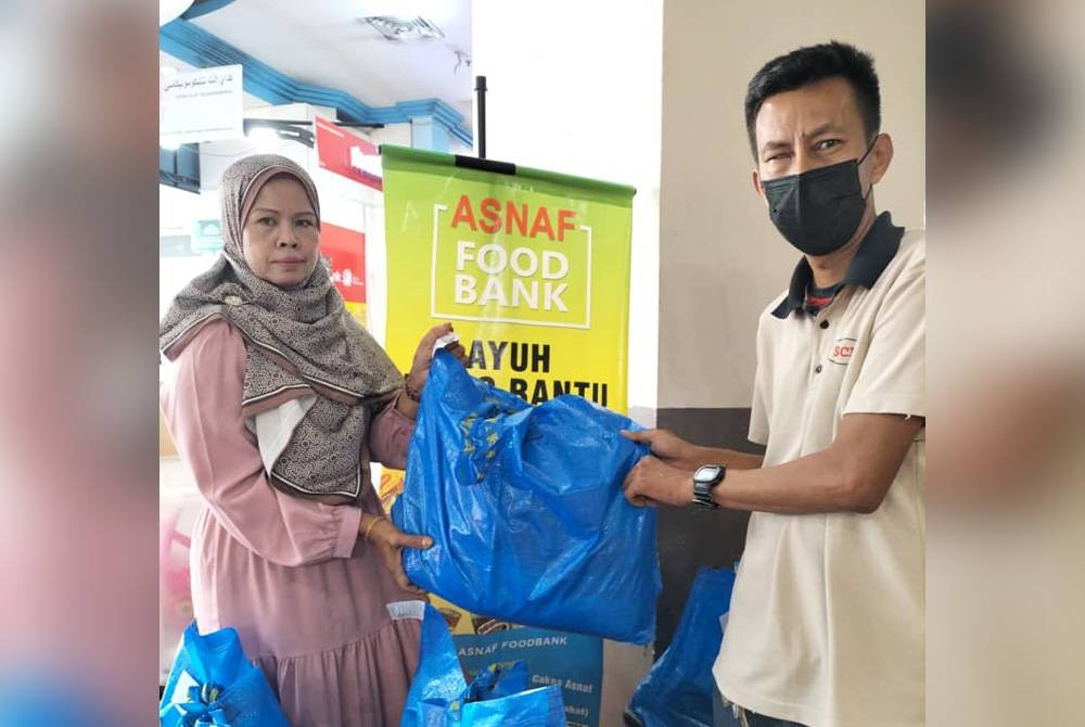 Fazliyaton menyampaikan sumbangan kepada penduduk yang memerlukan hasil derma orang ramai kepada Asnaf Food Bank.