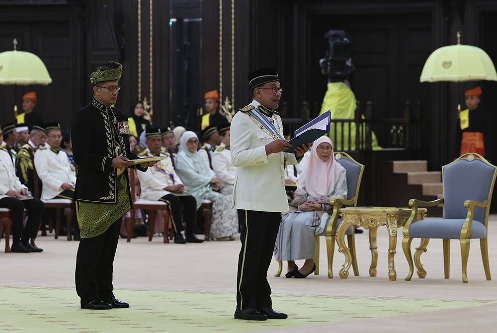 Anwar mempersembahkan ucapan tahniah kepada Yang di-Pertuan Agong Al-Sultan Abdullah Ri&#039;ayatuddin Al-Mustafa Billah Shah bagi pihak kerajaan dan rakyat Malaysia pada Istiadat Menghadap dan Istiadat Pengurniaan Darjah Kebesaran, Bintang dan Pingat Persekutuan sempena sambutan Ulang Tahun Hari Keputeraan Rasmi baginda di Istana Negara pada Isnin. - Foto: Bernama