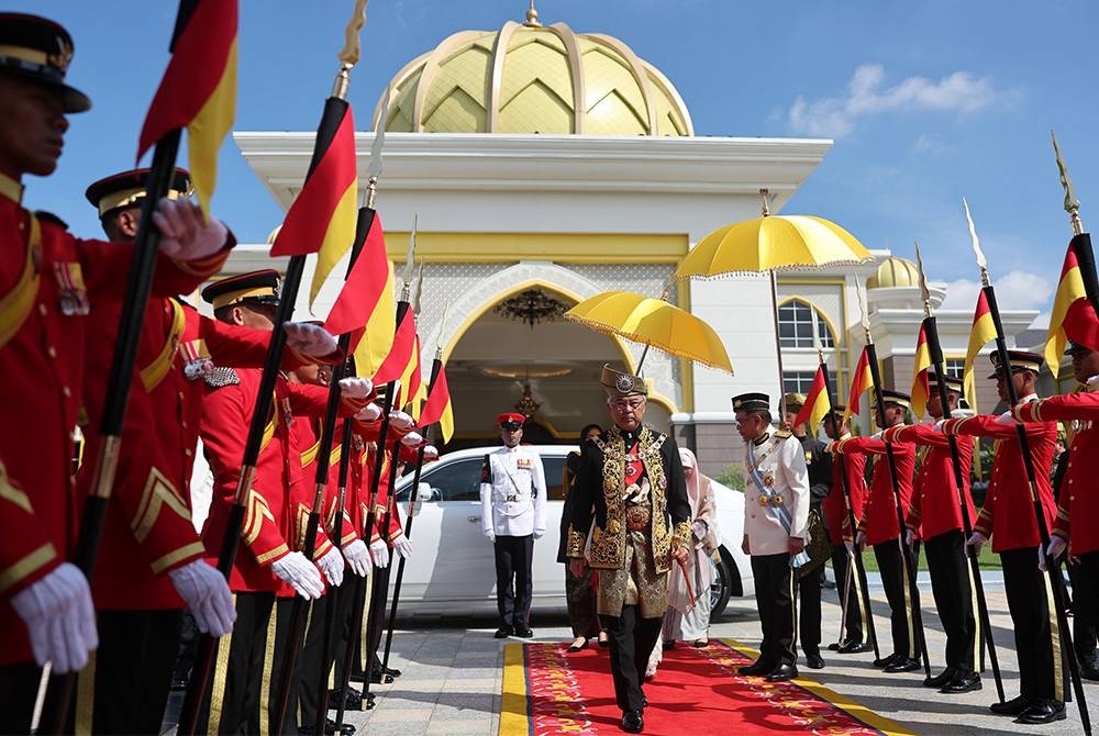 Al-Sultan Abdullah Ri’ayatuddin Al-Mustafa Billah Shah berkenan berangkat pada Istiadat Menghadap dan Pengurniaan Darjah Kebesaran, Bintang dan Pingat Persekutuan sempena sambutan Ulang Tahun Hari Keputeraan Rasmi Baginda di Istana Negara pada Isnin. - Foto: Bernama