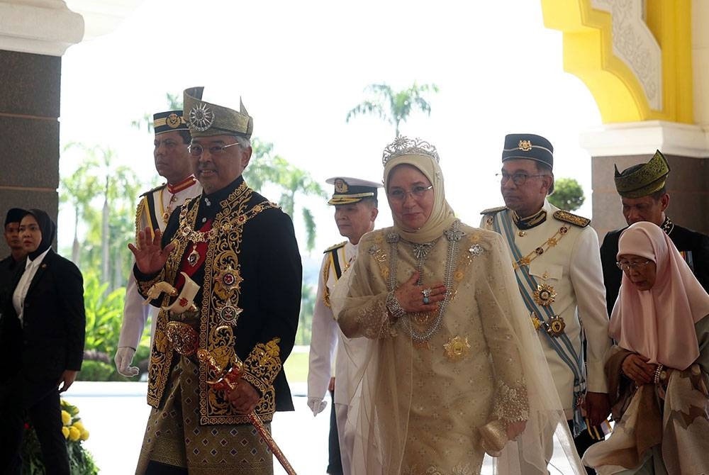 Al-Sultan Abdullah Ri’ayatuddin Al-Mustafa Billah Shah dan Tunku Azizah Aminah Maimunah Iskandariah berkenan berangkat pada Istiadat Menghadap dan Pengurniaan Darjah Kebesaran, Bintang dan Pingat Persekutuan sempena sambutan Ulang Tahun Hari Keputeraan Rasmi Baginda di Istana Negara pada Isnin. - Foto: Bernama