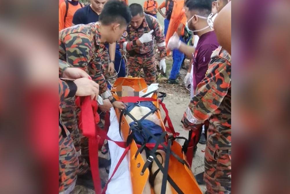 Mangsa dibawa turun menggunakan stretcher. - Foto Bomba