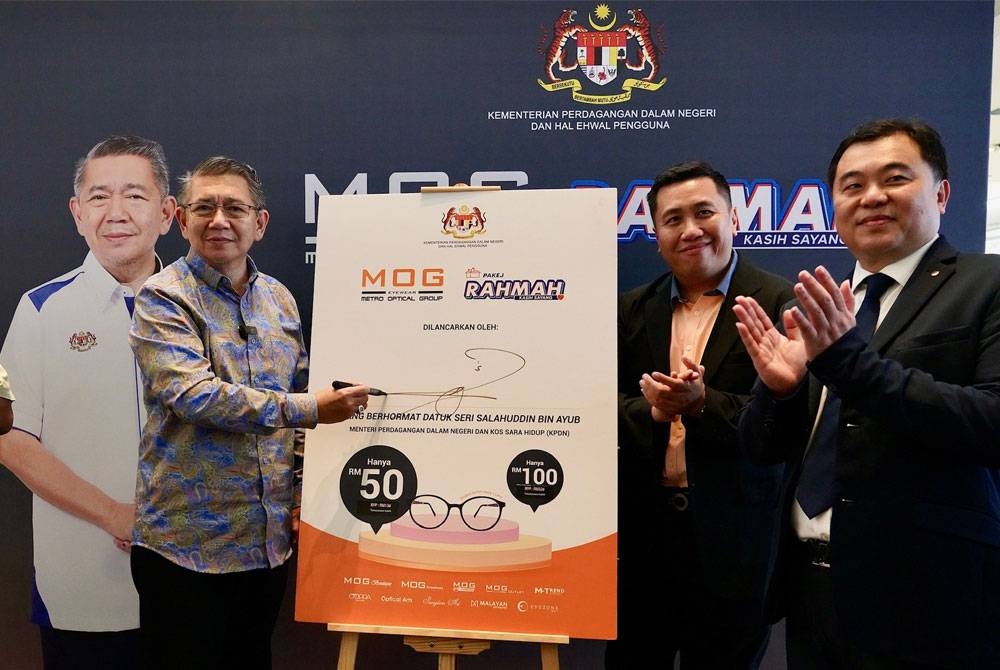 Melalui inisiatif yang dijayakan dengan kerjasama syarikat MOG Eyewear, rakyat boleh membeli cermin mata pada harga antara RM50 ke RM100. - Foto Facebook Salahuddin Ayub