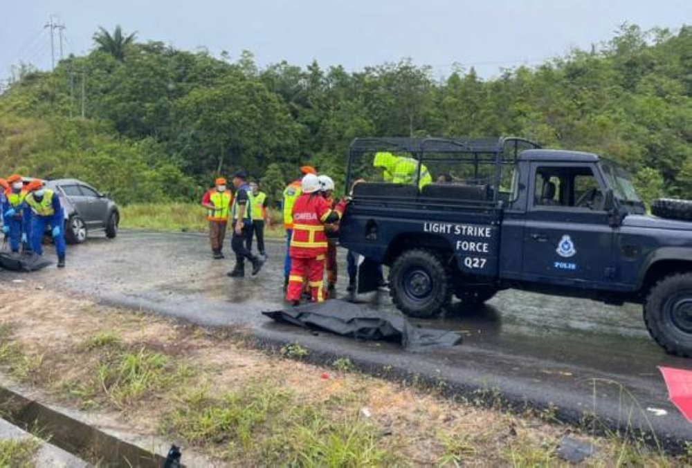 Kemalangan melibatkan dua buah kereta iaitu Perodua Myvi dan Kia Sportage. - Foto JBPM