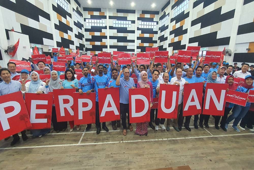 Nurul Izzah (tengah) bersama pimpinan PKR Pulau Pinang ketika majlis pelancaran jentera Angkatan Muda Keadilan (AMK) dan Wanita Keadilan Pulau Pinang, pada Isnin.