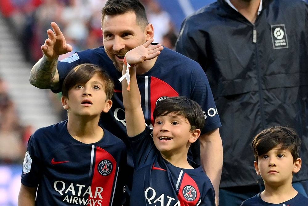 Messi hadir bersama anak-anaknya sebelum perlawanan Ligue 1, PSG menentang Clermont Foot 63 di Stadium Parc des Princes, Paris pada 3 Jun lalu. - Foto AFP