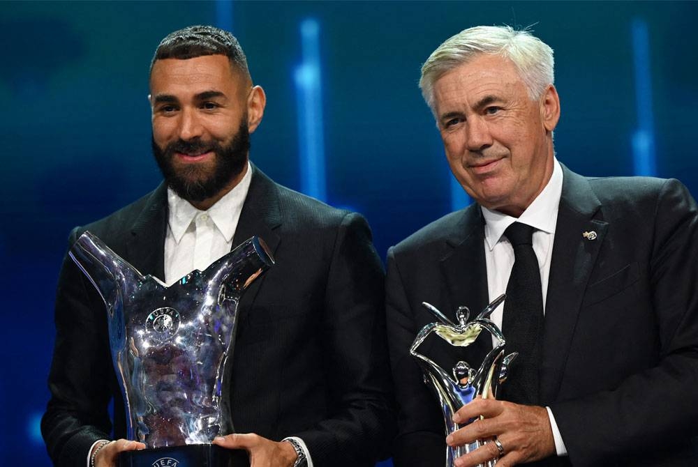 Benzema (kiri) bersama Ancelotti dalam satu majlis di Istanbul pada 2022. - Foto AFP