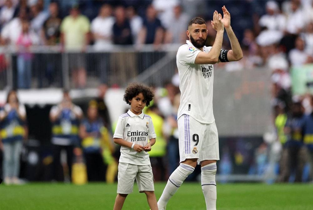 Benzema bertepuk tangan di sebelah anaknya selepas perlawanan LaLiga Sepanyol, Real Madrid menentang Athletic Club de Bilbao di Stadium Santiago Bernabeu, Madrid pada 4 Jun.- Foto AFP