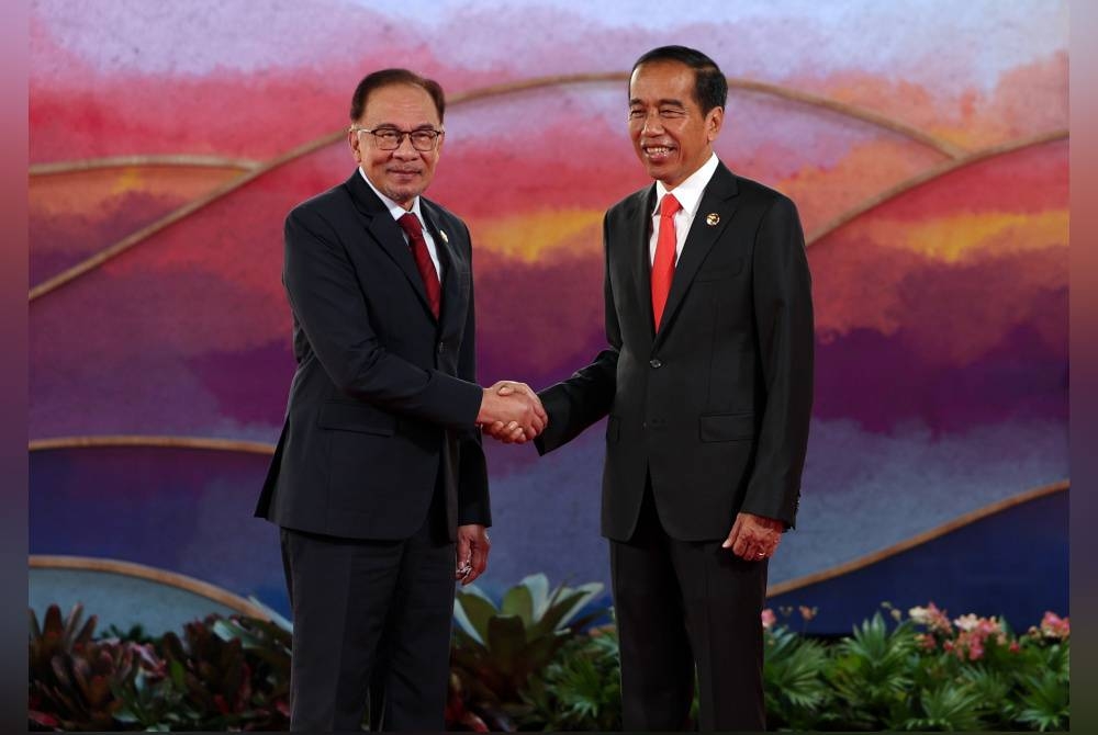 Anwar, Jokowi. - Foto Bernama.