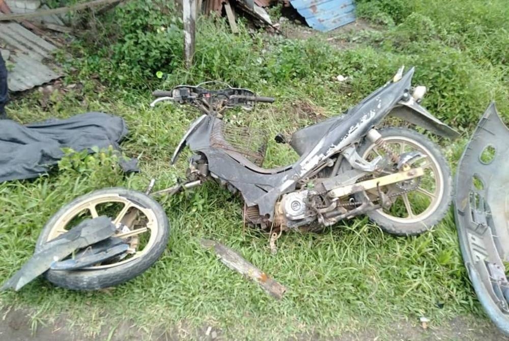 Keadaan motosikal ditunggang mangsa setelah dirempuh sebuah kereta yang hilang kawalan akibat tayar pecah dalam kejadian di Kilometer 38, Kampung Bukit Nenas-Kampung Tayor di Setiu pada Selasa.