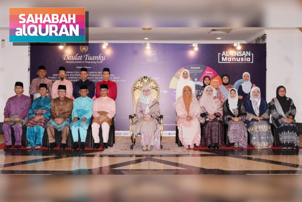 Karina (berdiri tiga dari kanan) dan para tetamu kehormat bersama Raja Permaisuri Agong Tunku Azizah Aminah Maimunah Iskandariah yang mencemar duli berangkat ke Program World #QuranHour 2023.