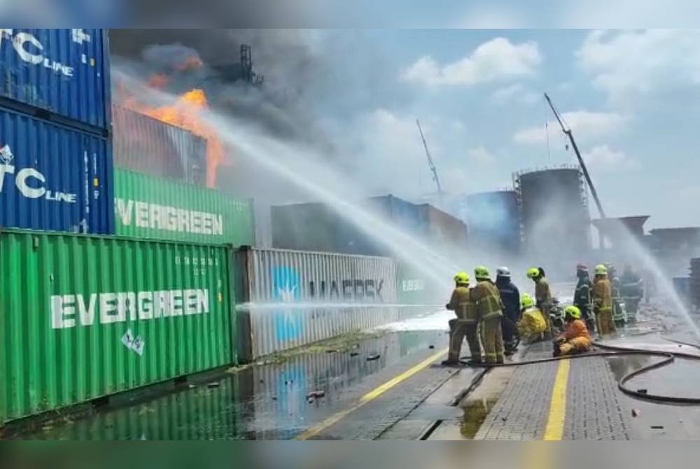 Anggota bomba sedang giat menjalankan aktiviti memadam kebakaran yang berlaku di North Port, Klang, Selangor pada Rabu.