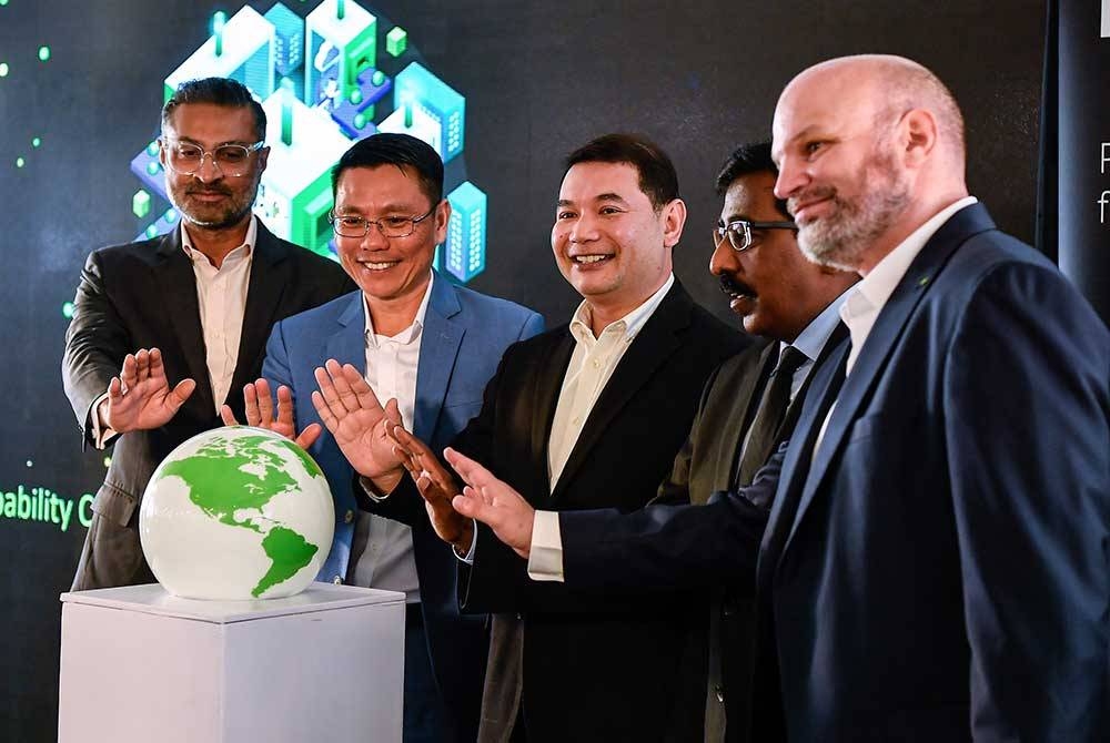 Menteri Ekonomi Rafizi Ramli (tengah) dan Ketua Pegawai Eksekutif Deloitte Malaysia Yee Wing Peng (dua, kiri) bergambar sempena perasmian Deloitte South East Asia (SEA) Regional Capability Centre, di sini pada Rabu. - Foto Bernama