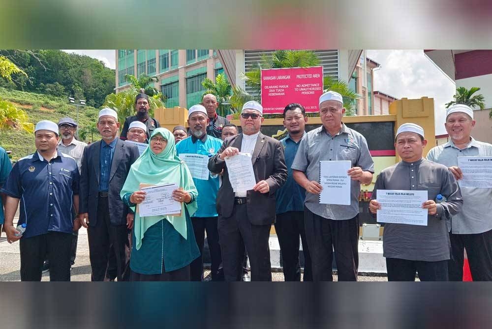 Razman (tengah) membuat laporan SPRM berhubung isu pengurusan Tanah Rizab Melayu negeri Perak di Meru Raya pada Rabu.