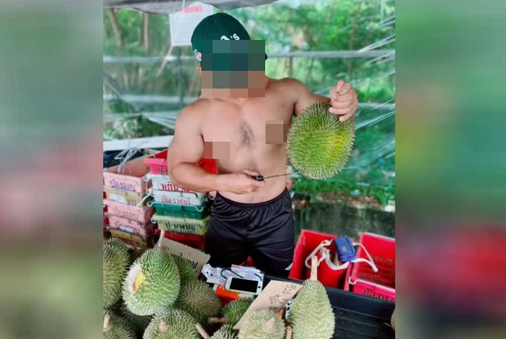 Tangkap layar video tular menunjukkan seorang lelaki berbadan sasa menjual durian tanpa memakai baju di Kuala Nerus, Terengganu.