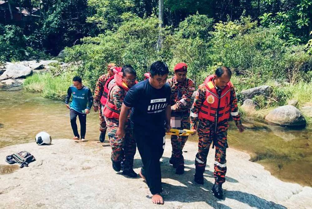 Anggota bomba berikan bantuan CPR kepada mangsa sebelum menyerahkan kepada ambulans untuk rawatan selanjutnya. - Foto JBPM Perak