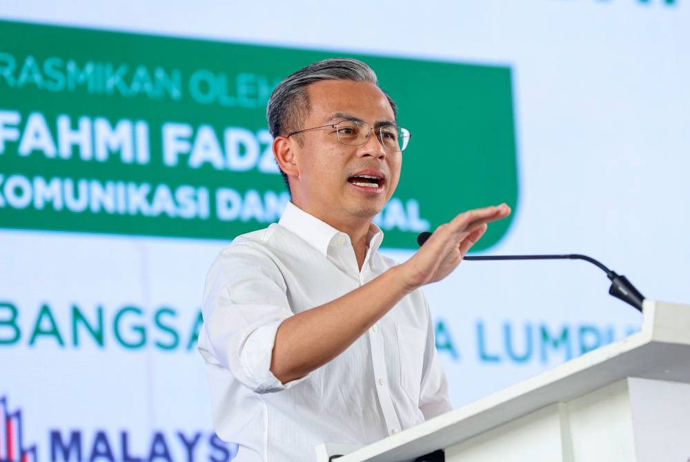 Fahmi berucap pada Majlis Pelancaran Kempen Hour of Code #Mygirlscan bersempena International Girls In ICT Day 2023 di Sekolah Kebangsaan Bangsar hari ini. - Foto Bernama