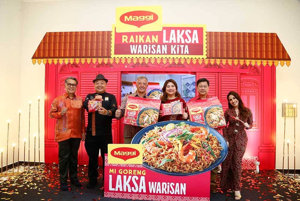 Dari kiri Shahrim, Muluk, Aranols, Ivy, Soi Ping dan Anis pada Pelancaran Maggi® Mi Goreng Laksa Warisan di Kuala Lumpur pada Rabu.