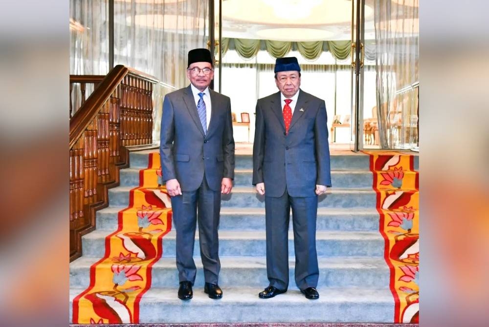 Sultan Selangor (kanan) berkenan menerima menghadap Anwar (kiri) di Istana Bukit Kayangan, Shah Alam.