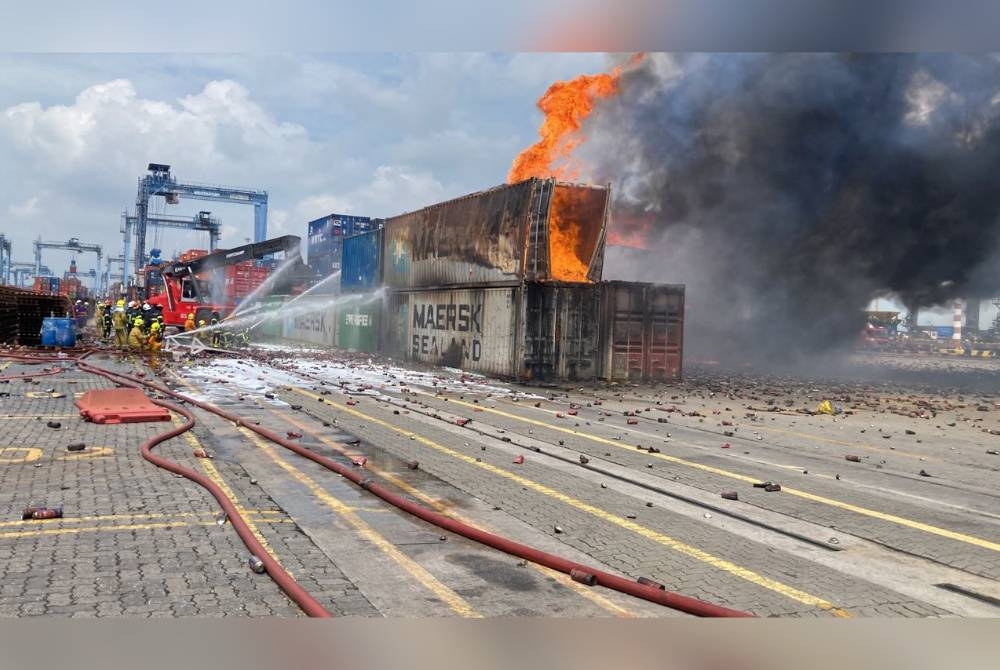 Anggota bomba sedang giat menjalankan aktiviti memadam kebakaran yang berlaku di North Port, Klang, Selangor pada Rabu.