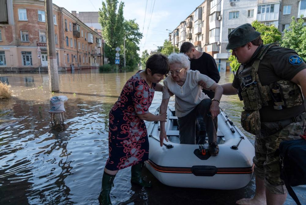 Beberapa penduduk terjejas banjir di kawasan Kherson dipindahkan. - Foto Agensi