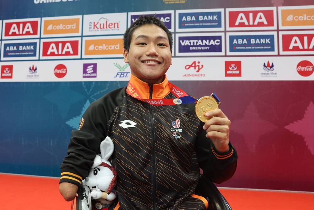 Zy merangkul pingat emas menerusi acara 200m rampaian individu lelaki dalam APG Kemboja di Phnom Penh pada Rabu. - Foto Bernama