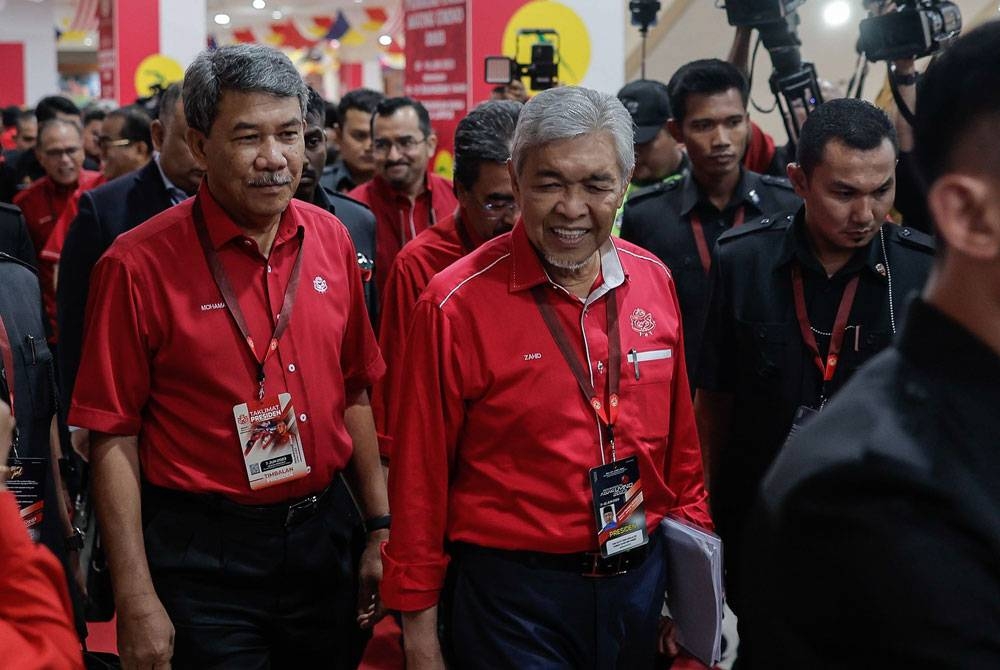 Ahmad Zahid (kanan) bersama Mohamad ketika hadir pada Taklimat Presiden UMNO sempena Perhimpunan Agung UMNO 2023 di Dewan Merdeka, Pusat Dagangan Dunia Kuala Lumpur (WTCKL) pada Rabu. - Foto: Bernama