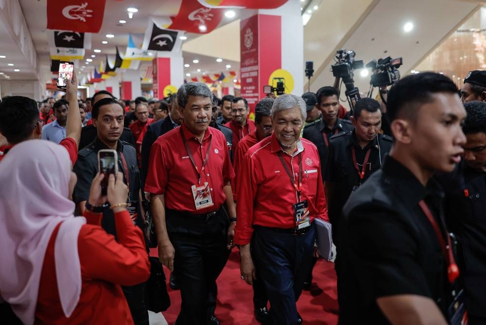 Ahmad Zahid bersama Mohamad ketika hadir pada Taklimat Presiden UMNO sempena Perhimpunan Agung UMNO 2023 di Dewan Merdeka, WTCKL hari ini. - Foto Bernama