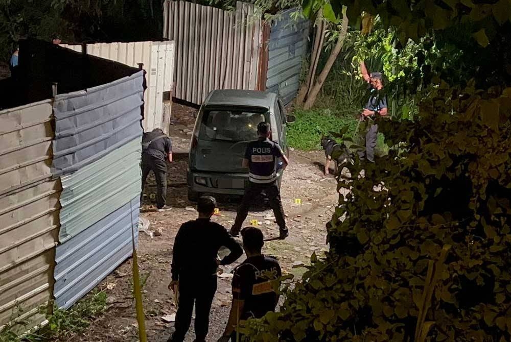 Pasukan forensik melakukan siasatan di lokasi kejadian susulan penemuan mayat seorang lelaki berhampiran Jalan Son Ban Kheng, Bukit Mertajam pada Selasa.