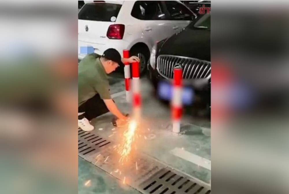 Pemilik parkir mengimpal besi kepung kereta penceroboh di Chaosheng, China. - Agensi