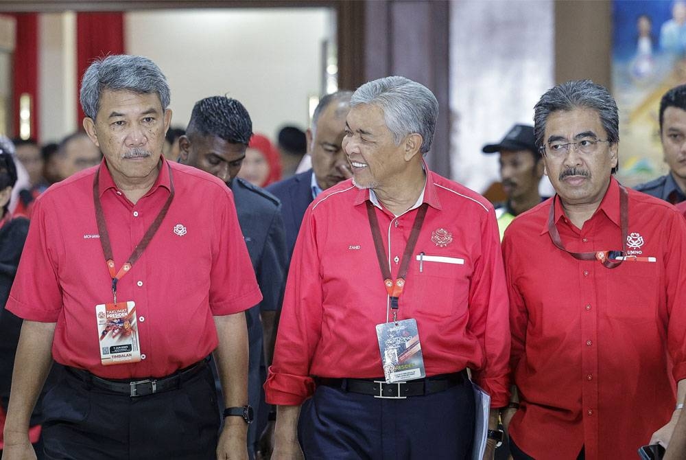 Mohamad (kiri) bersama Presiden UMNO, Datuk Seri Dr Ahmad Zahid Hamidi dan Ahli Majlis Kerja Tertinggi UMNO, Datuk Seri Johari Abdul Ghani (kanan) ketika hadir pada Taklimat Presiden UMNO sempena Perhimpunan Agung UMNO 2023 di Dewan Merdeka Pusat Dagangan Dunia Kuala Lumpur (WTCKL). - Foto Bernama