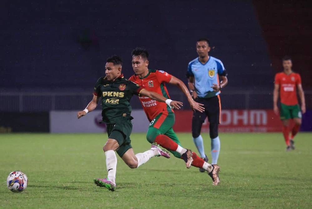 Faisal Halim antara yang menyumbang gol Selangor FC ketika menentang Kelantan United di Stadium Sultan Muhammad ke-IV, Kota Bharu.