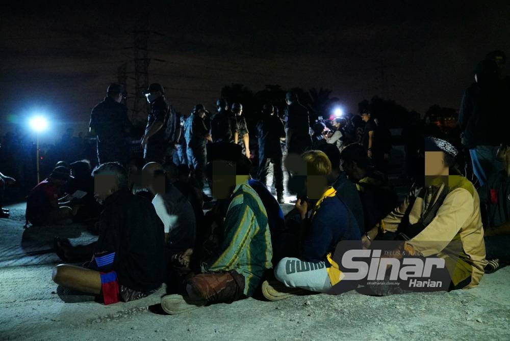 Imigresen menahan 22 PATI dalam serbuan di kawasan penempatan haram di Pulau Meranti, Puchong di Selangor pada Khamis. - Foto MOHD HALIM ABDUL WAHID