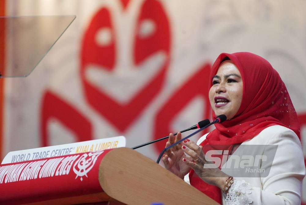 Noraini menyampaikan ucapan pada Perhimpunan Agung Wanita UMNO 2023 di WTCKL pada Khamis. - Foto Sinar Harian/ROSLI TALIB