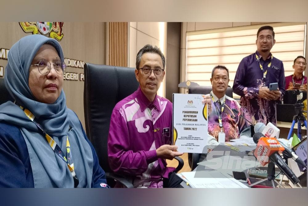 Mohamad Fauzi (tengah) memaklumkan seramai 669 calon SPM 2022 terima keputusan cemerlang di Perak.