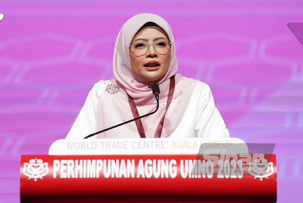 Nurul Amal menyampaikan ucapan dasar pada Perhimpunan Agung UMNO 2023 di Pusat Dagangan Dunia Kuala Lumpur. - Foto Sinar Harian/ROSLI TALIB