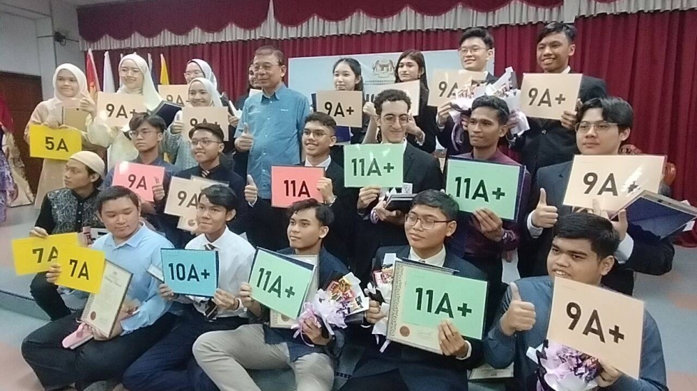 Roslan (baris dua, empat kanan) bersama pelajar cemerlang SPM 2022. 