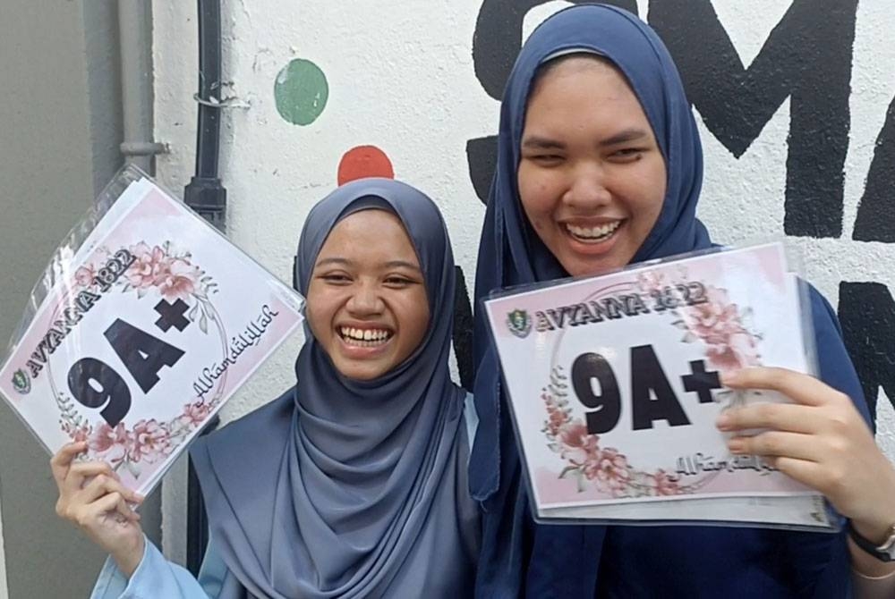 Sofea Khadijah (kiri) dan Nurzalika (kanan) ceria memperoleh keputusan cemerlang 9A di Sekolah Tun Fatimah (STF) Johor Bahru.