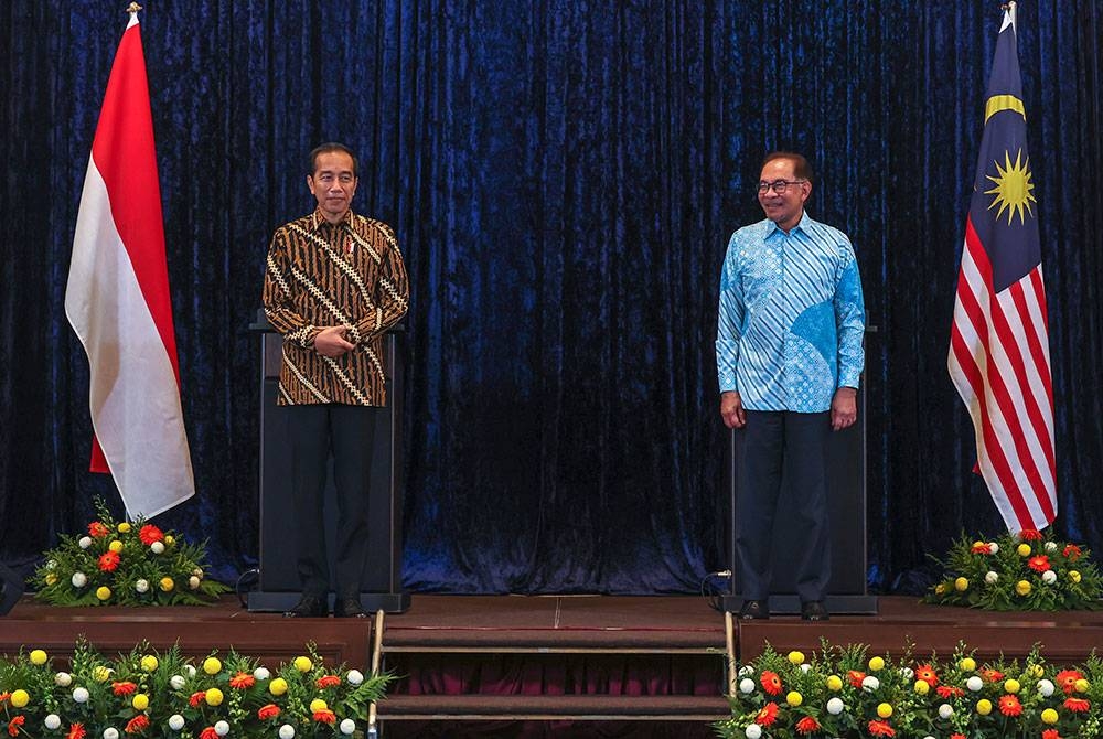 Anwar bersama Jokowi ketika sidang media selepas mengadakan pertemuan di Seri Perdana pada Khamis. - Foto: Bernama