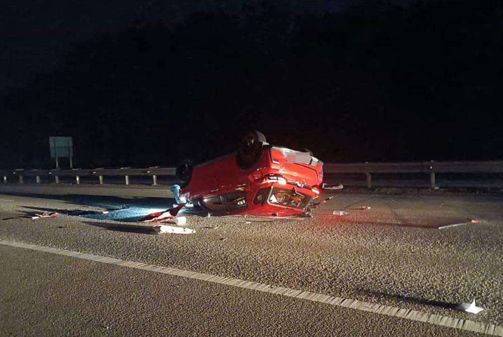 Pemandunya kereta Perodua Ativa maut selepas terlibat kemalangan di Kilometer 29.5 Lebuhraya Utara Selatan, Kulai pada Khamis