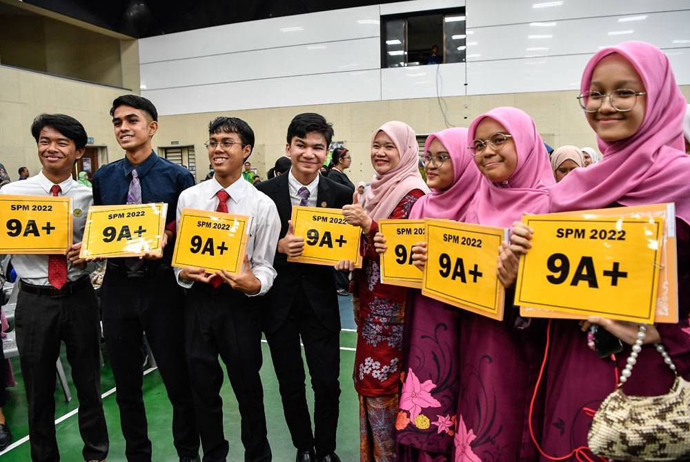 Menteri Pendidikan, Fadhlina Sidek (tengah) bersama calon-calon cemerlang SPM 2022 di Sekolah Menengah Agama Majlis Agama Islam Wilayah Persekutuan Kuala Lumpur pada Khamis. - Foto Bernama