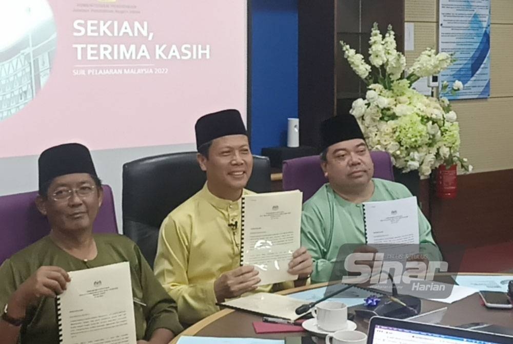 Anuar (tengah) mengumumkan keputusan SPM 2022 di Jabatan Pendidikan Negeri Johor (JPNJ) pada Khamis.