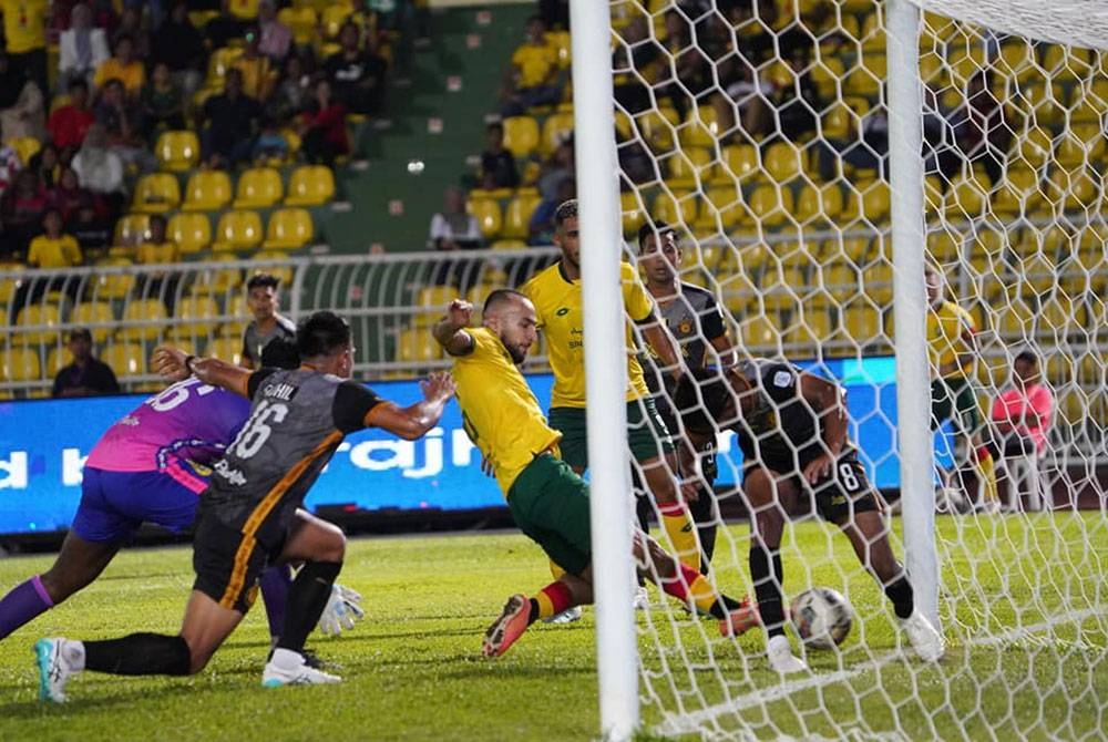 Pemain Perak FC gagal menghalang Amirbek Juraboev menjaringkan gol pertama buat KDA FC di Stadium Darul Aman pada malam Rabu. FOTO KDA FC