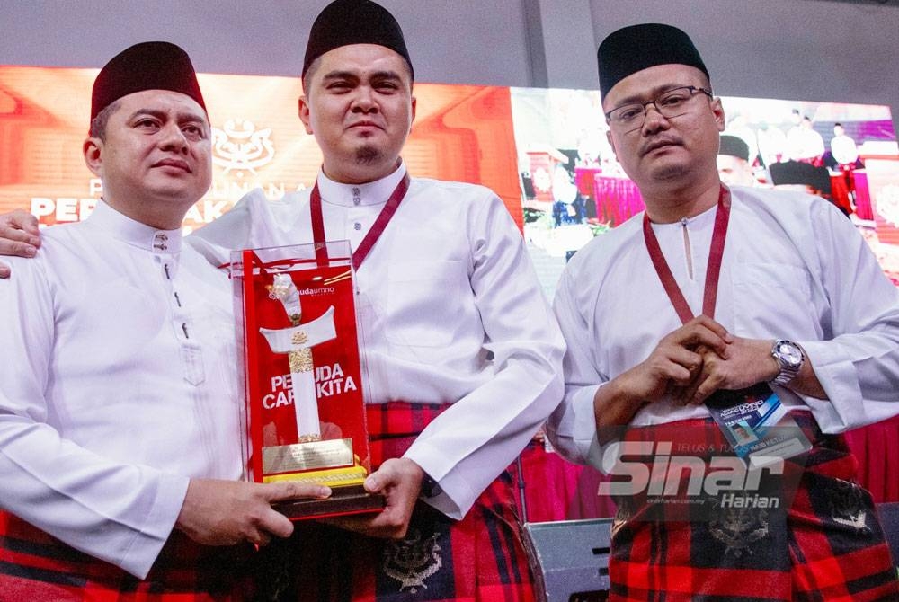 Mohamad Nizar (kiri) menerima Anugerah Tokoh Pemuda 2023 bagi pihak bapanya, Datuk Seri Najib tun Razak yang disampaikan oleh Ketua Pemuda UMNO, Dr Muhamad Akmal Saleh pada Perhimpuan Agung Pergerakan Pemuda UMNO Malaysia yang diadakan di Pusat Dagangan Dunia Kuala Lumpur pada Khamis. - Foto Sinar Harian/Rosli Talib